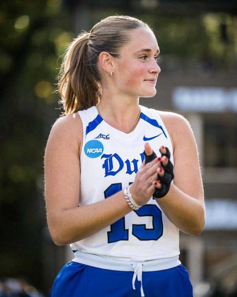 Josephine Veen, hockeyster voor Duke University, begeleid door Slamstox